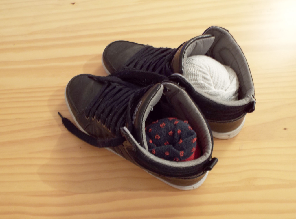 Meias ou pequenos objetos dentro dos sapatos