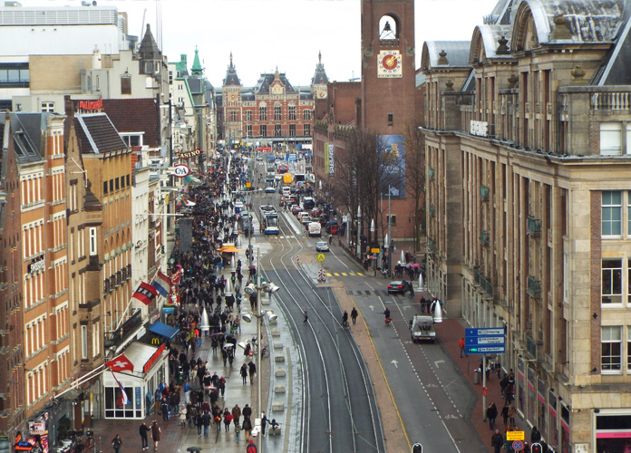 O que fazer em Amsterdã Vista de dentro do prédio do Madame Tussard. Essa é a principal rua de Amsterdã e a fundo a estação central