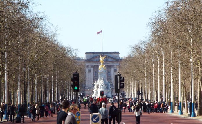 The Mall, a avenida que passa do lado do St.James Park e lá ao fundo o Palácio de Buckingham 