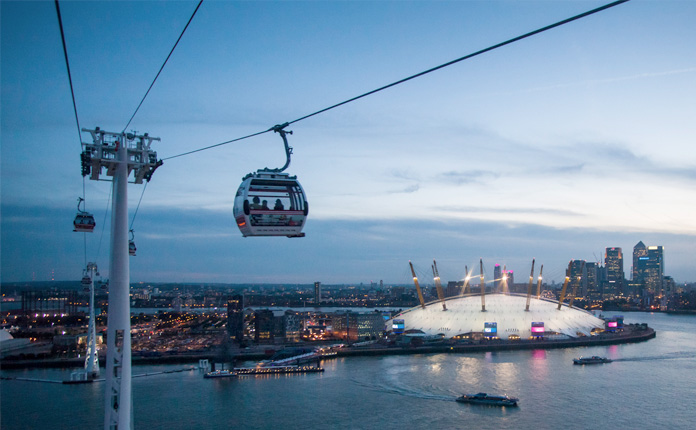 Londres de cima O teleférico com a O2 Arena ao fundo