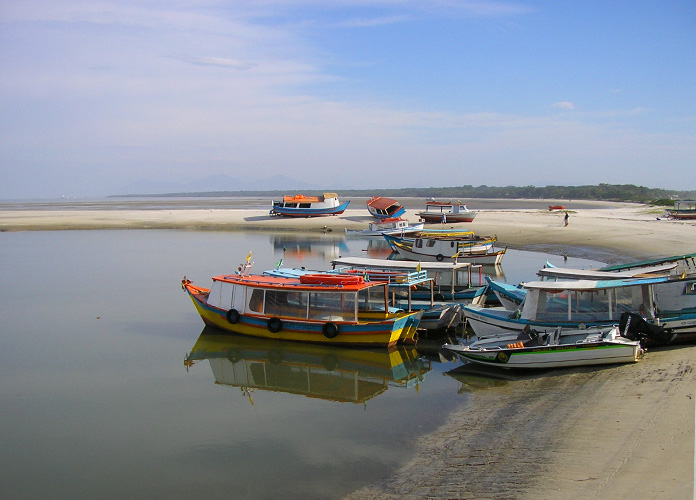 Barcos encalhados na maré baixa