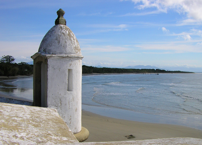 Fortaleza e quilômetros de praias desertas