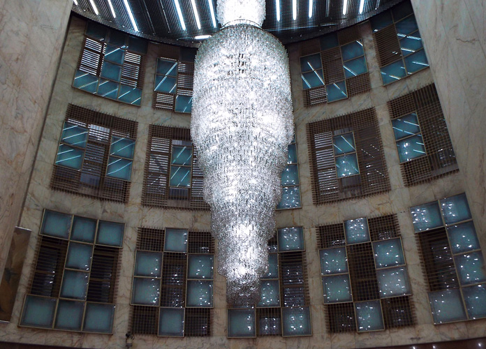 Detalhe do enorme lustre no hall de entrada do Banespão