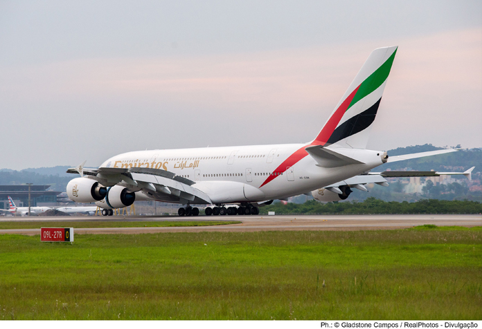 Emirates A380 antes de livrar a pista