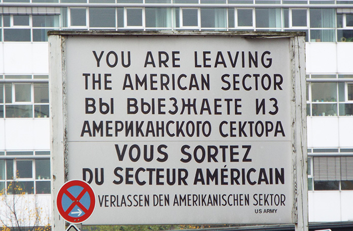 Placa que alertava quem deixava o setor americano