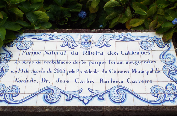 Uma curiosidade: nos Açores, todas as placas com lugares de interesse são feitas de azulejos portugueses.