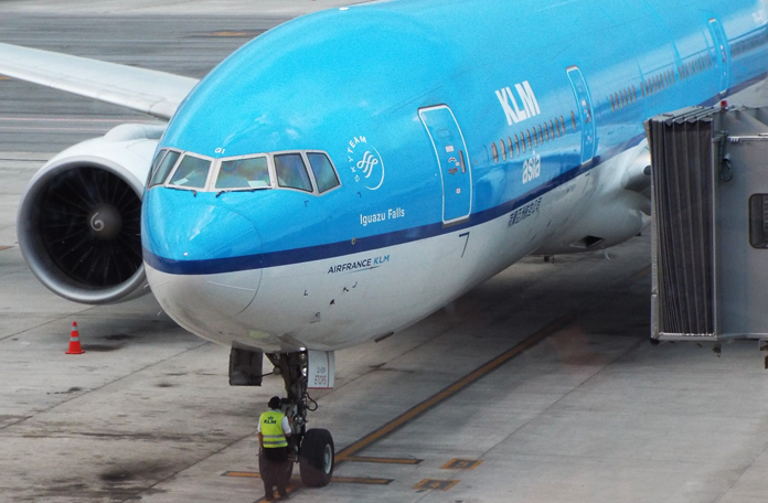 Boeing 777-200 da KLM no gate em Guarulhos