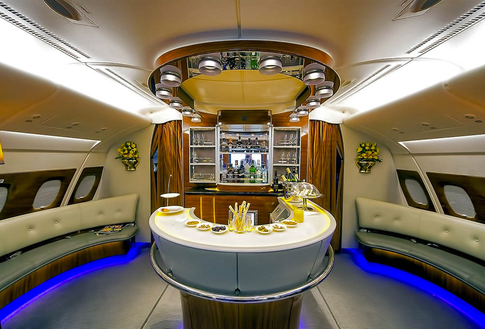 Lounge com bar da Business da Emirates