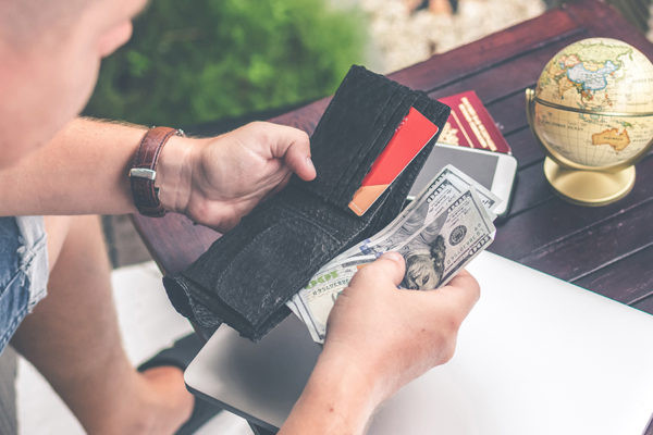 Como viajar mesmo com o dólar caro