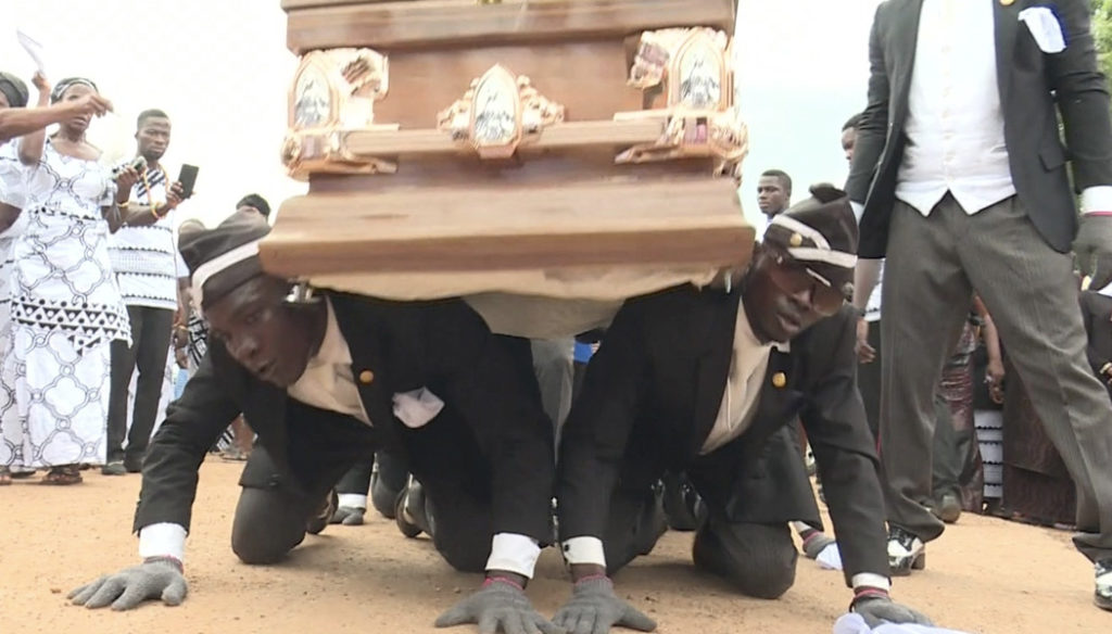 carregadores de caixões de Gana 