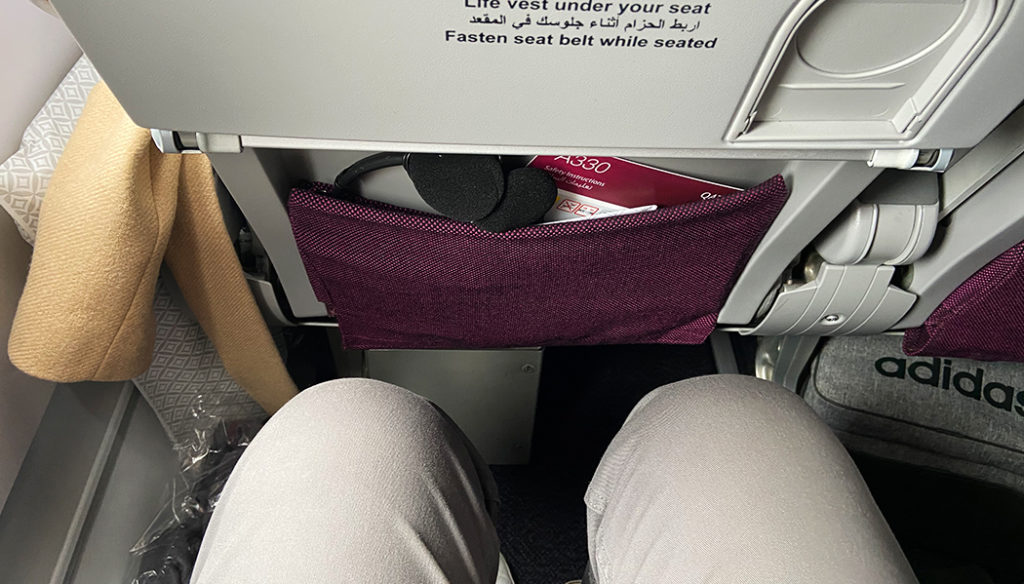 Como é voar na classe econômica da Qatar no Airbus A330