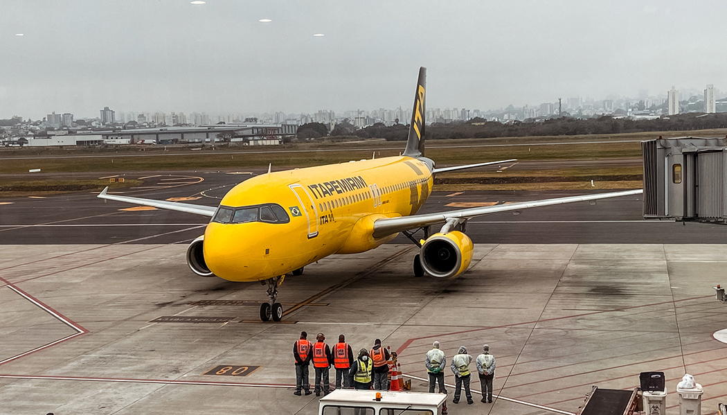 Linha aérea da Itapemirim suspende operação com passageiros dentro de avião