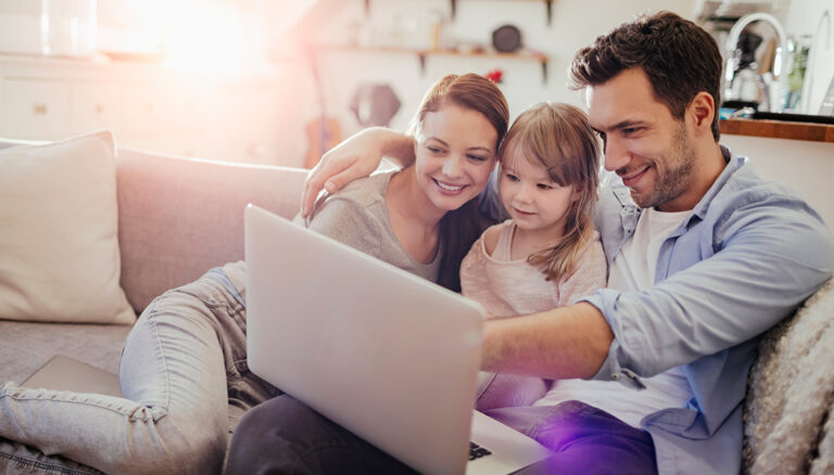 Família comprando seguro viagem online